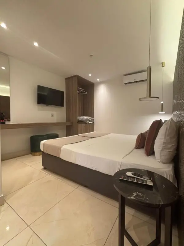 Tuck Inn 4